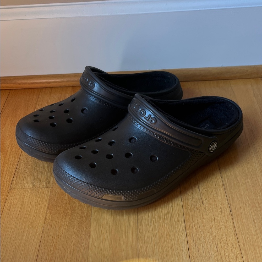 CROCS BLACK Fuzzy Clogs